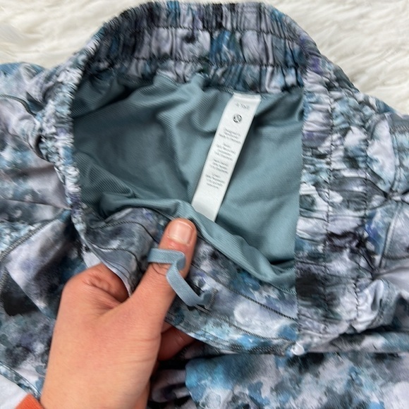 Lululemon Hotty Hot Low Rise Short 4" Kaleidofloral Multi / Blue Cast - Picture 3 of 5